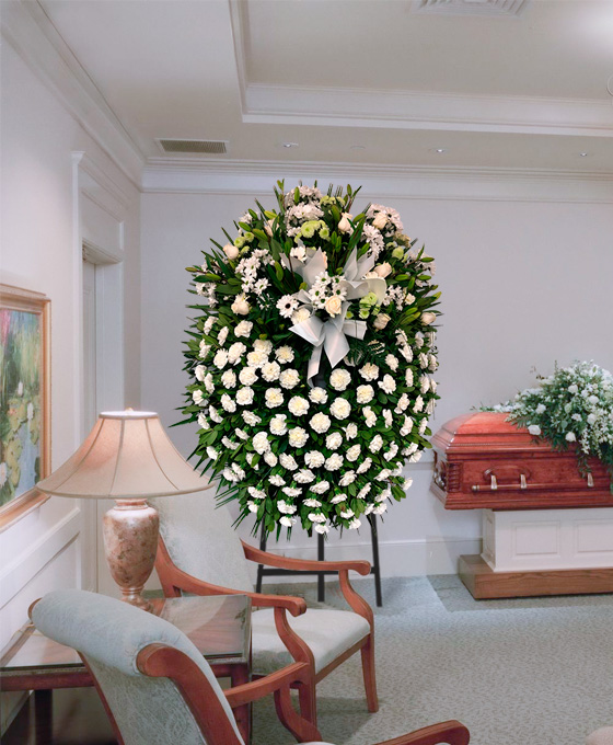 Coronas Blancas Funerarias de Clavel en Hospitalet, Enviar flores urgente