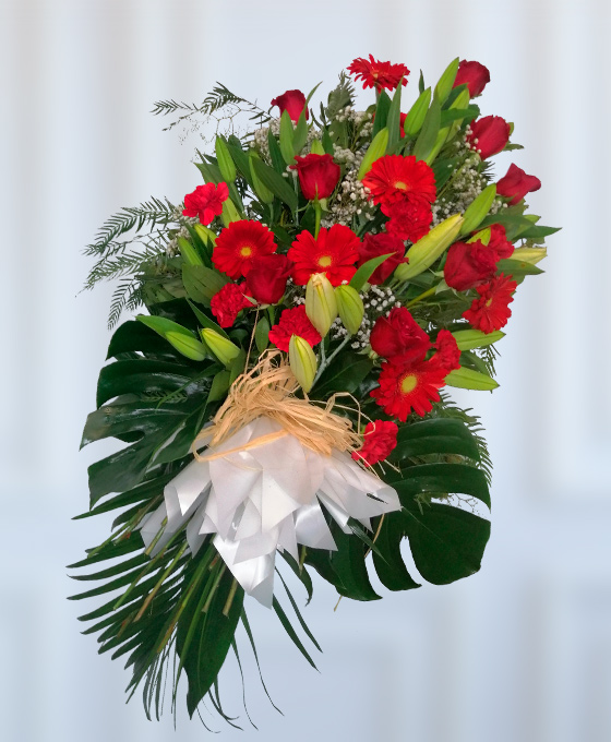Ramo Funerario Rojo Ambientado para Difuntos en Hospitalet, Ramos de Flores para Sepelio