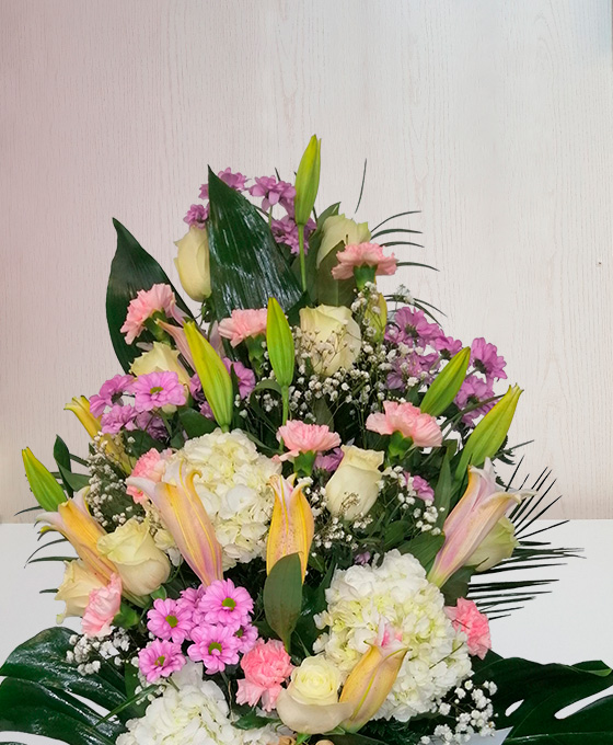 Ramo Funerario Rosa con Blanco para Difuntos en Hospitalet, Trabajos de Flores para Funeral