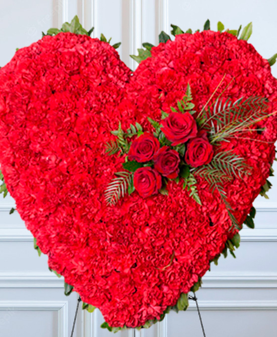 Corazón Funerario de Flores Rojas en Tanatorios Hospitalet, Floristas Profesionales en Arreglos Florales, Envío Urgente para Funerales