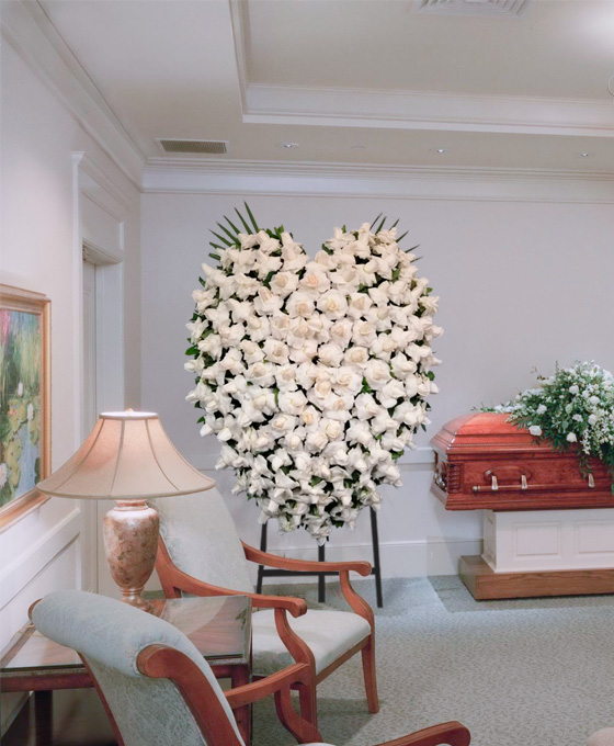 Corona Funeraria en Forma de Corazon Blanco para Difuntos en Hospitalet, Flores Sepelio para Entierros