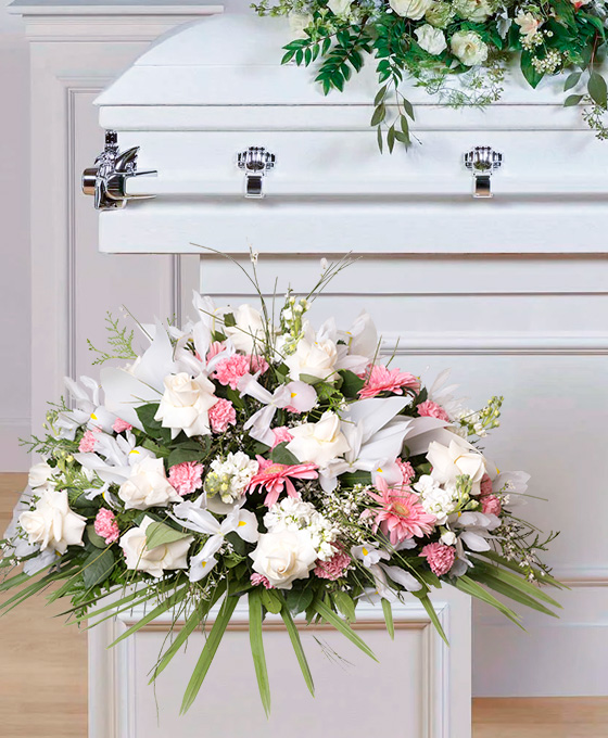 Centro en Palma Rosa y Blanco para Tanatorios en Hospitalet Arreglos Florales, Rosas para funeral en Hospitalet de Llobregat, Envío Urgente