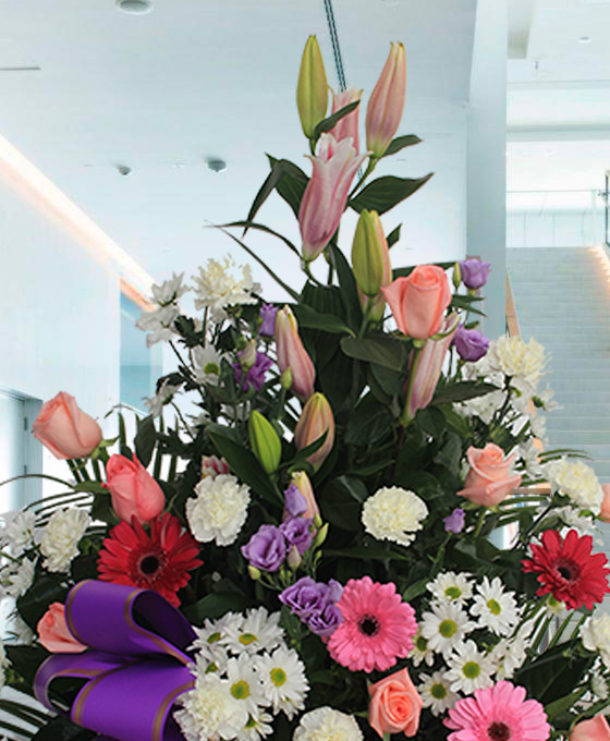 Centro Piramidal de Flores para Funeral en Hospitalet